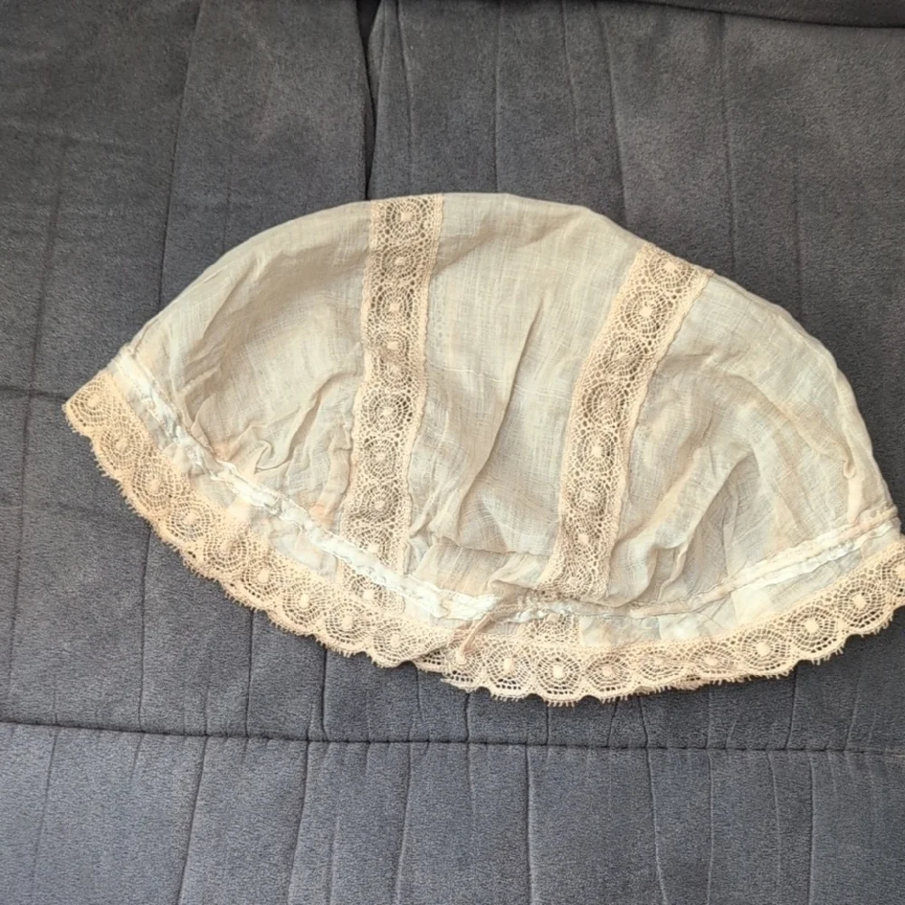 Vintage Lace Bonnet in Cream - Picture 2 of 3
